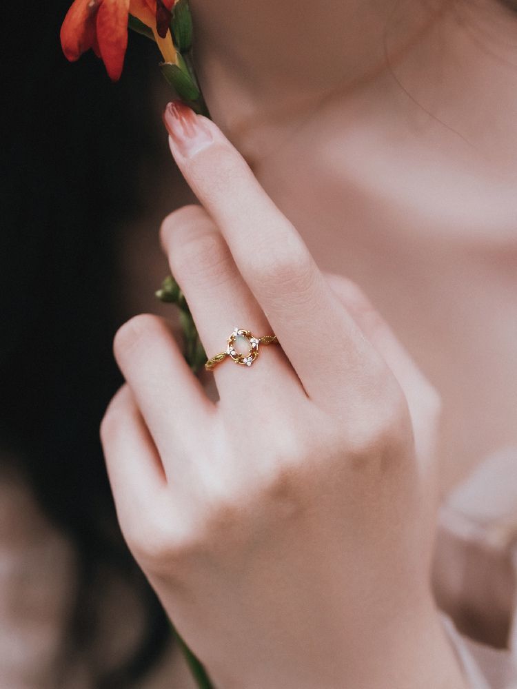 Vintage-Luxury Gold-Plated Hollow-Textured Multi-Zircon Oval Natural Opal Ring