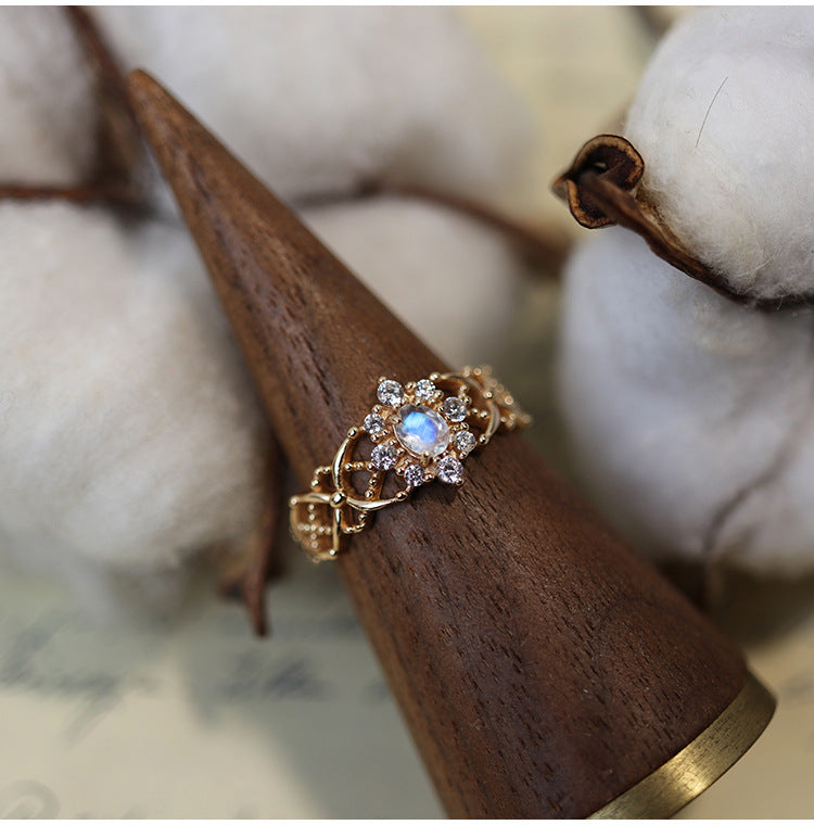 Vintage-Luxury Gold-Plated Hollow-Patterned Multi-Round Zircon Oval Moonstone Ring