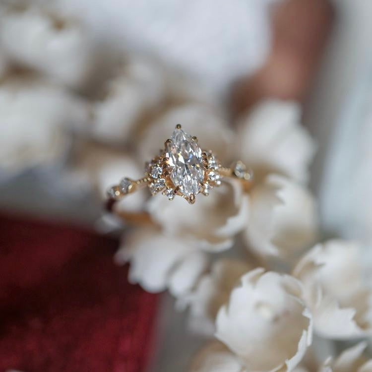 Vintage Gold-Plated Slim-Band Multi-Round Marquise-Shaped High-carbon diamond Ring