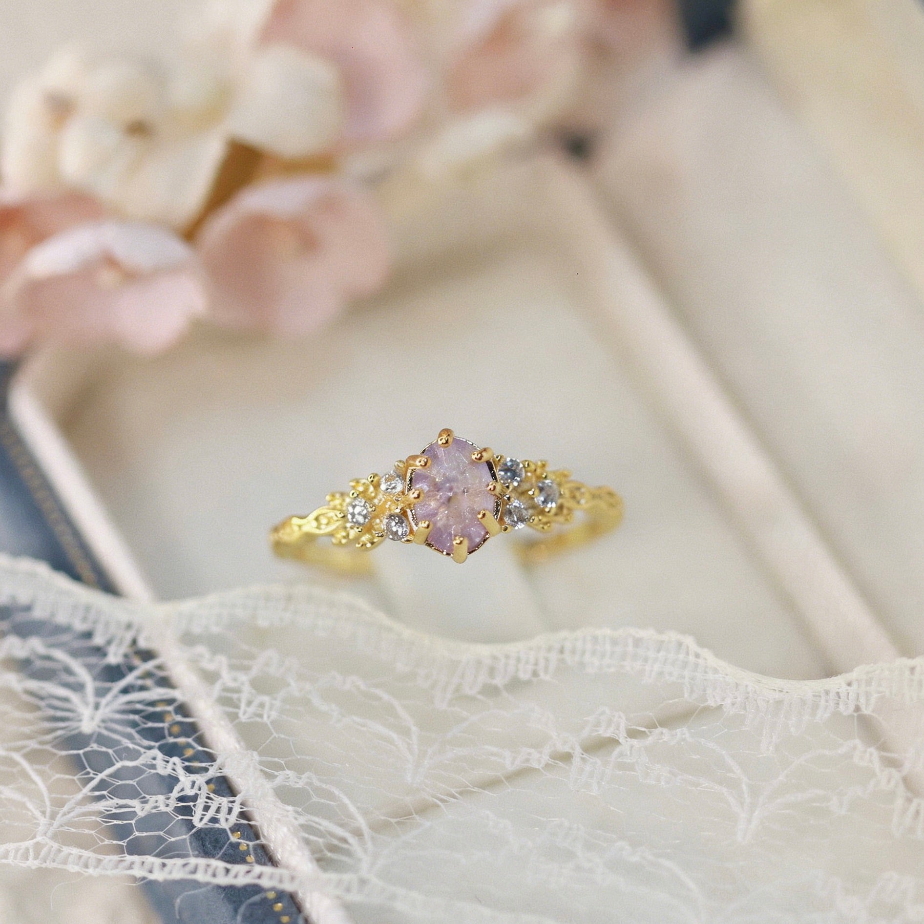 Light Luxury Vintage 14K Gold-Plated Claw-Set Multi-Clear Zircon Light Purple Zircon Ring