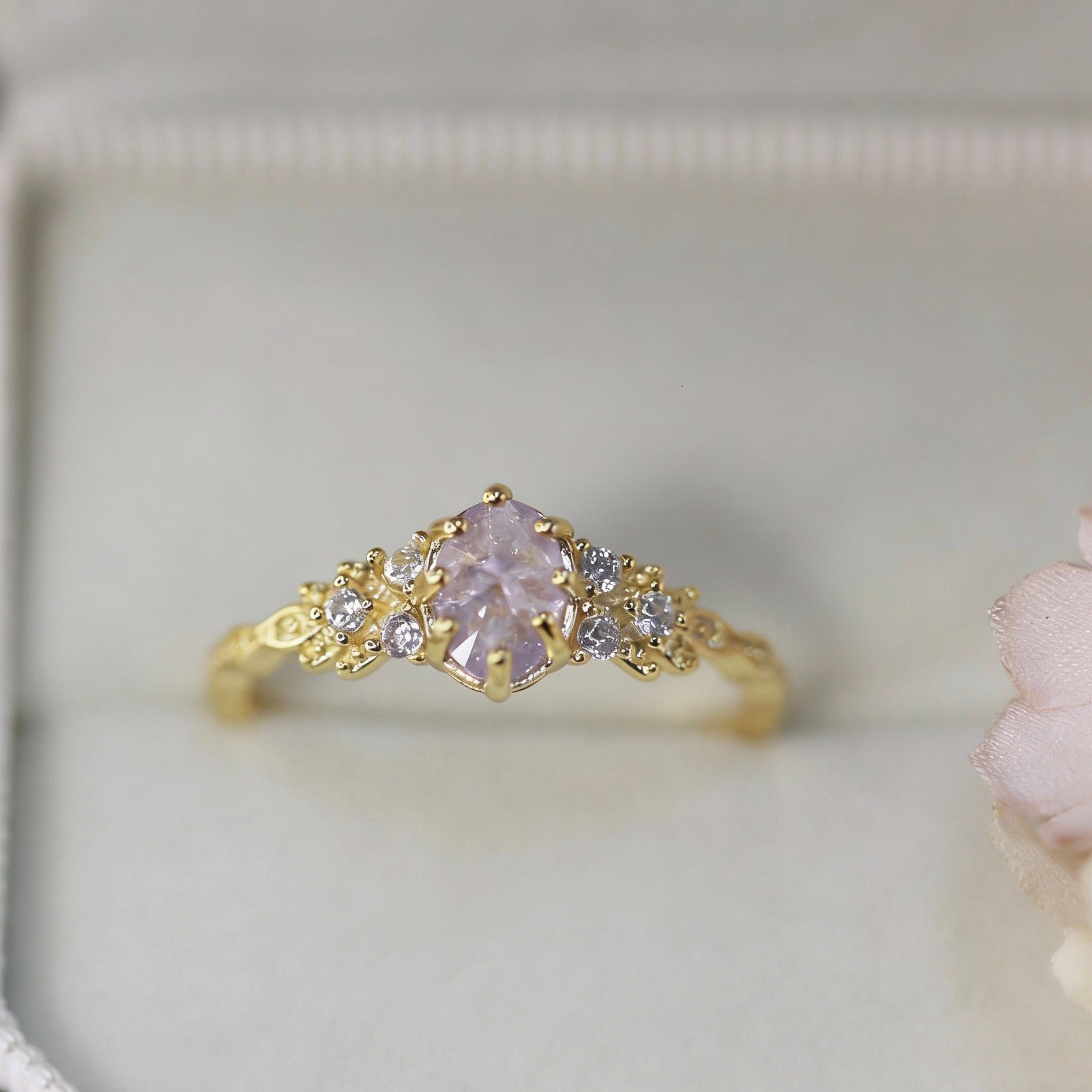 Light Luxury Vintage 14K Gold-Plated Claw-Set Multi-Clear Zircon Light Purple Zircon Ring