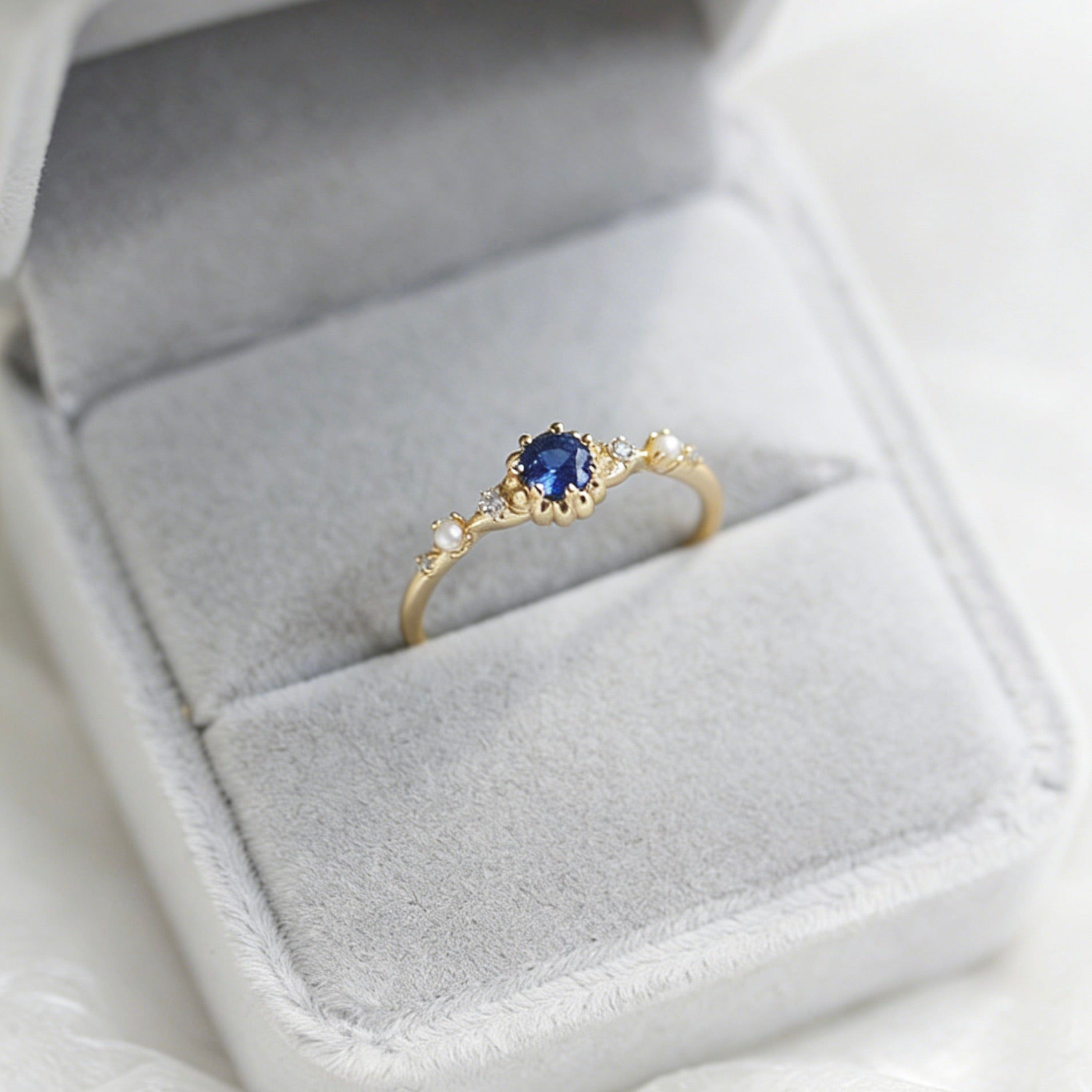 Light Luxury Gold-Plated Round Blue Zircon Pearl Ring
