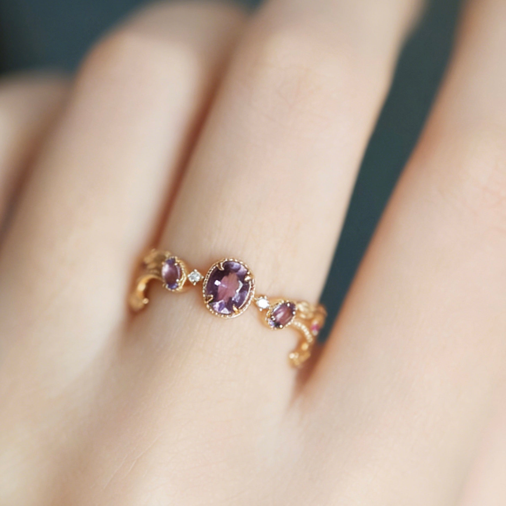 Vintage-Luxury Gold-Plated Thin-Band Multi-Zircon Oval Amethyst Ring