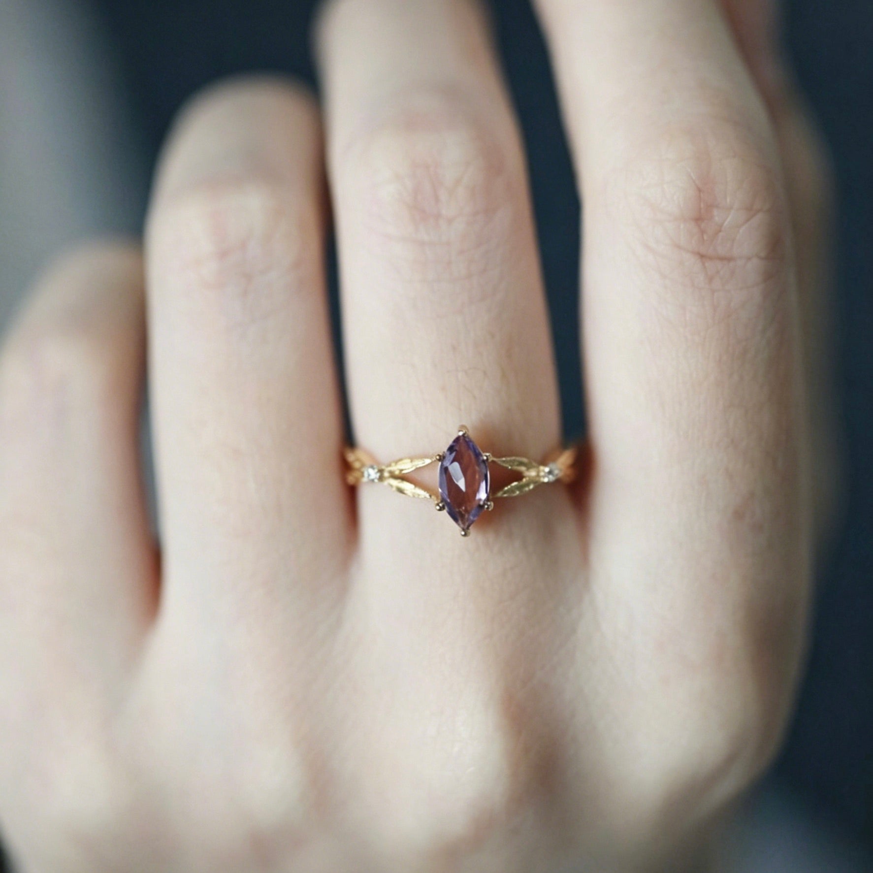 Vintage Luxury Gold-Plated Leaf-Textured Multi-Zircon Marquise-Shaped Amethyst Ring