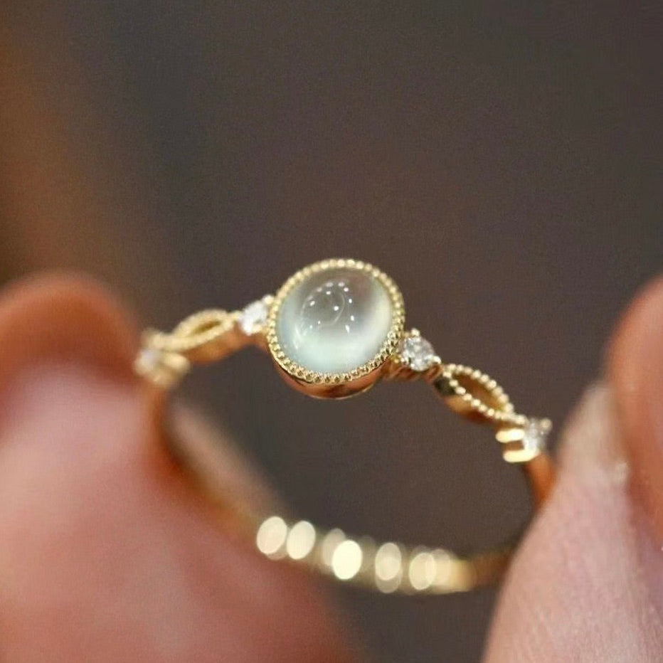 Luxury Vintage Gold-Plated Twisted-Hollow Multi-Zircon Simulated Ice Chalcedony Ring