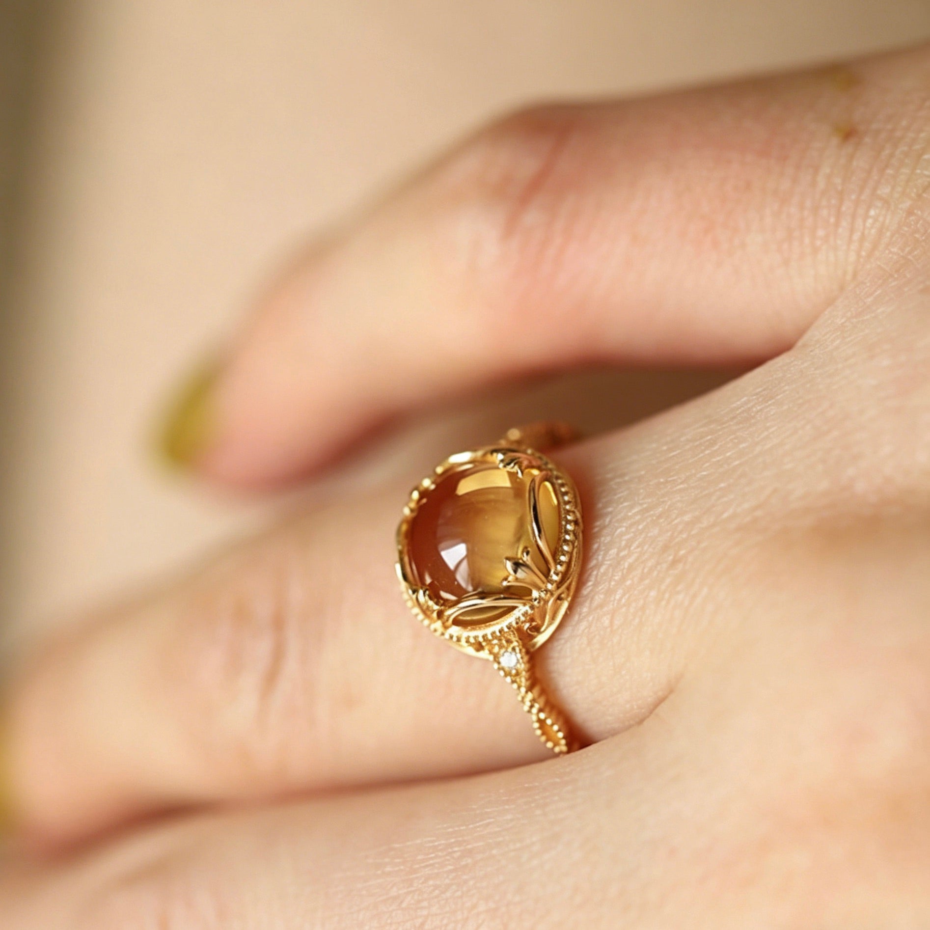 Vintage Luxury Gold-Plated Lace Pattern Natural Cabochon Citrine Ring